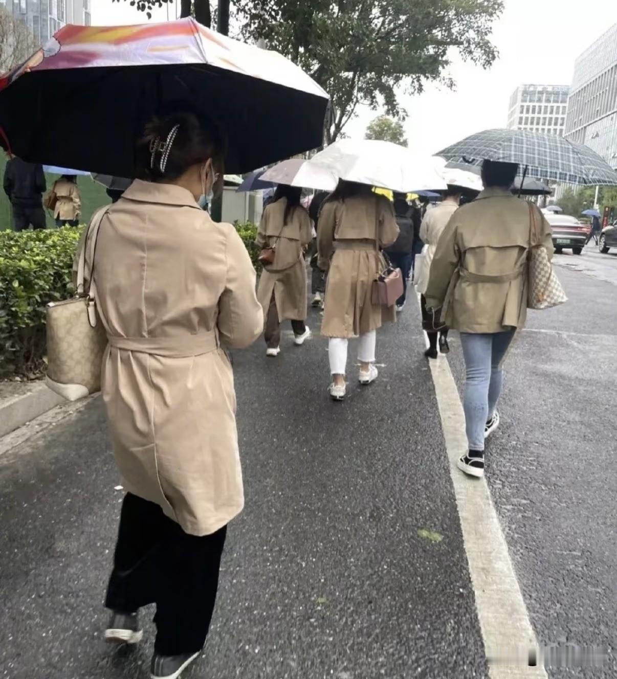 昨天出门看到的，
哈哈，卡其色风衣
算不算烂大街？
您是不是也有一件？
说真话，