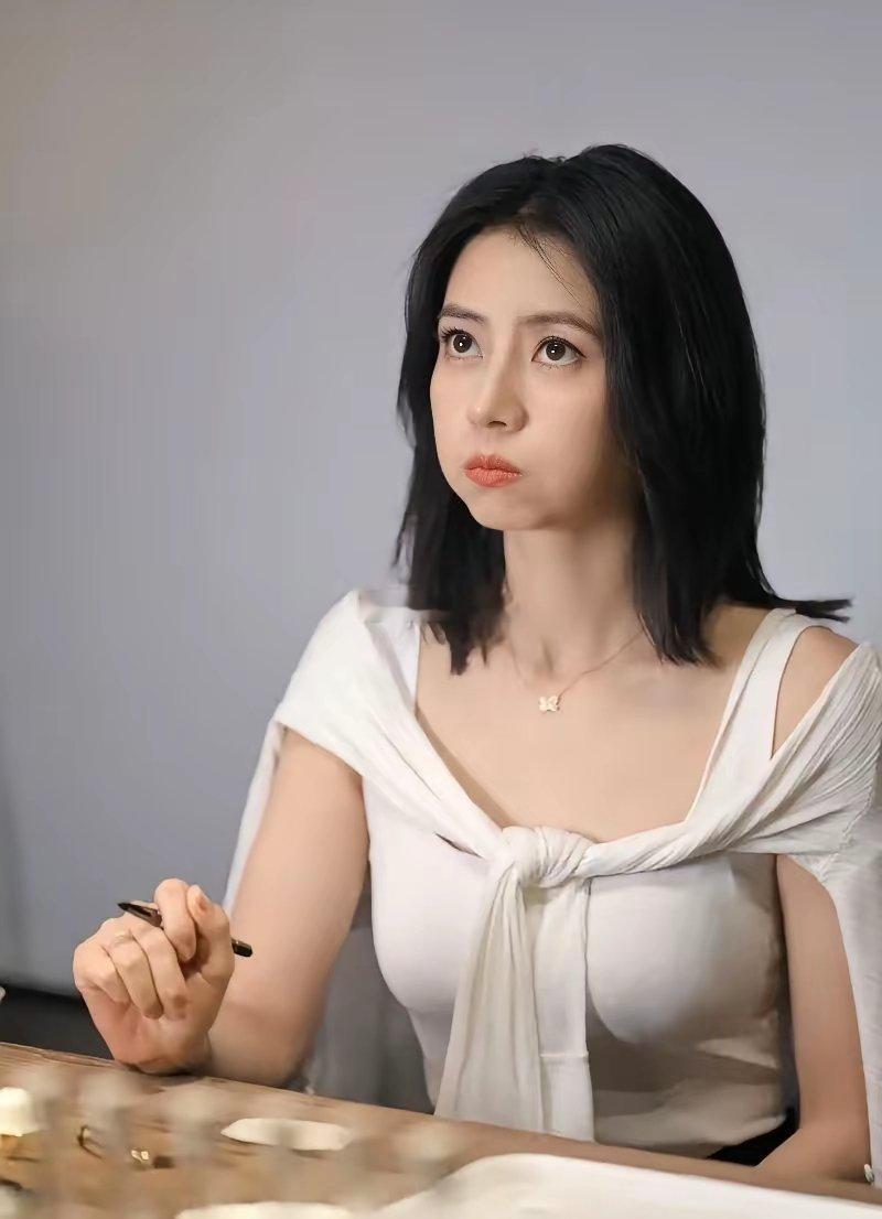 高圆圆早期好美，一脸胶原蛋白皮肤白对发光，终于有一点理解赵又廷了 
