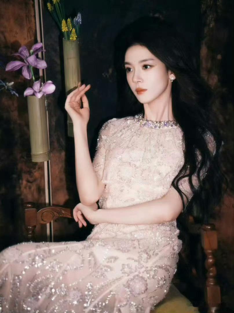 陈瑶气质陈瑶身上满满的反差魅力，荧幕上气场强大沉稳淡定，私下灵动俏皮，风格自由切