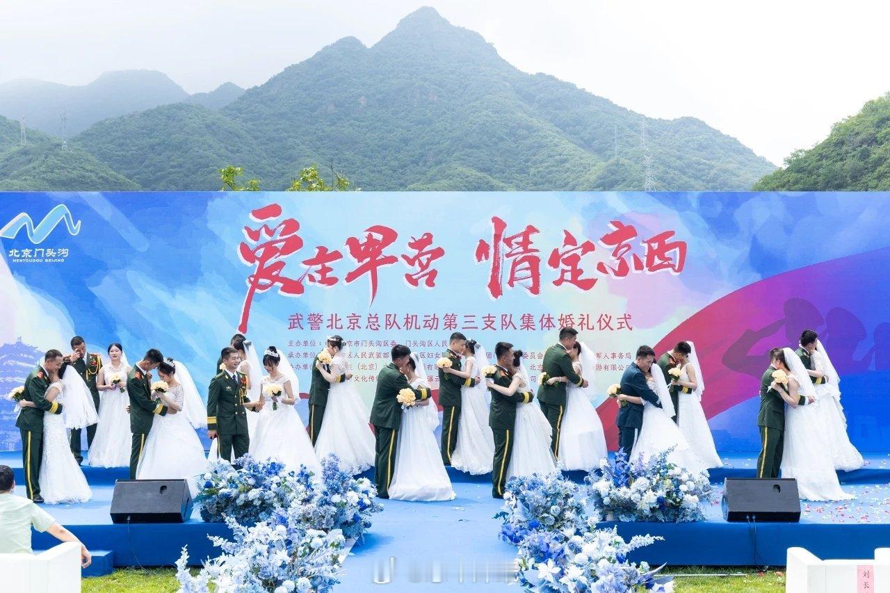 #军恋[超话]#平日威武严肃的武警战士秒变浪漫男主集体婚礼、军地鹊桥会今天的军营