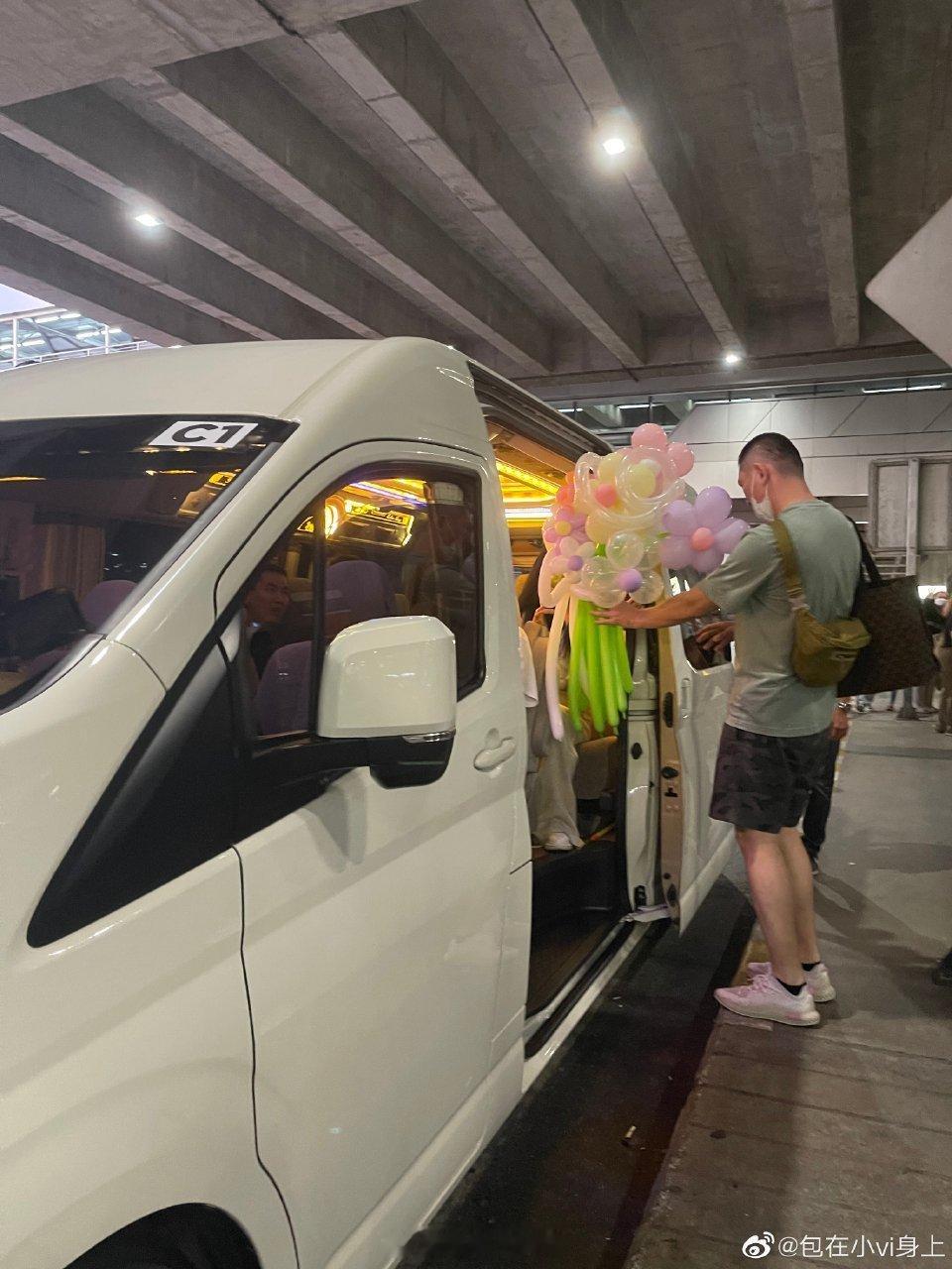 唉 爱坤们送大哥的coldy宝宝气球又被工作人员收走了 想起三年前送的气球也是耶