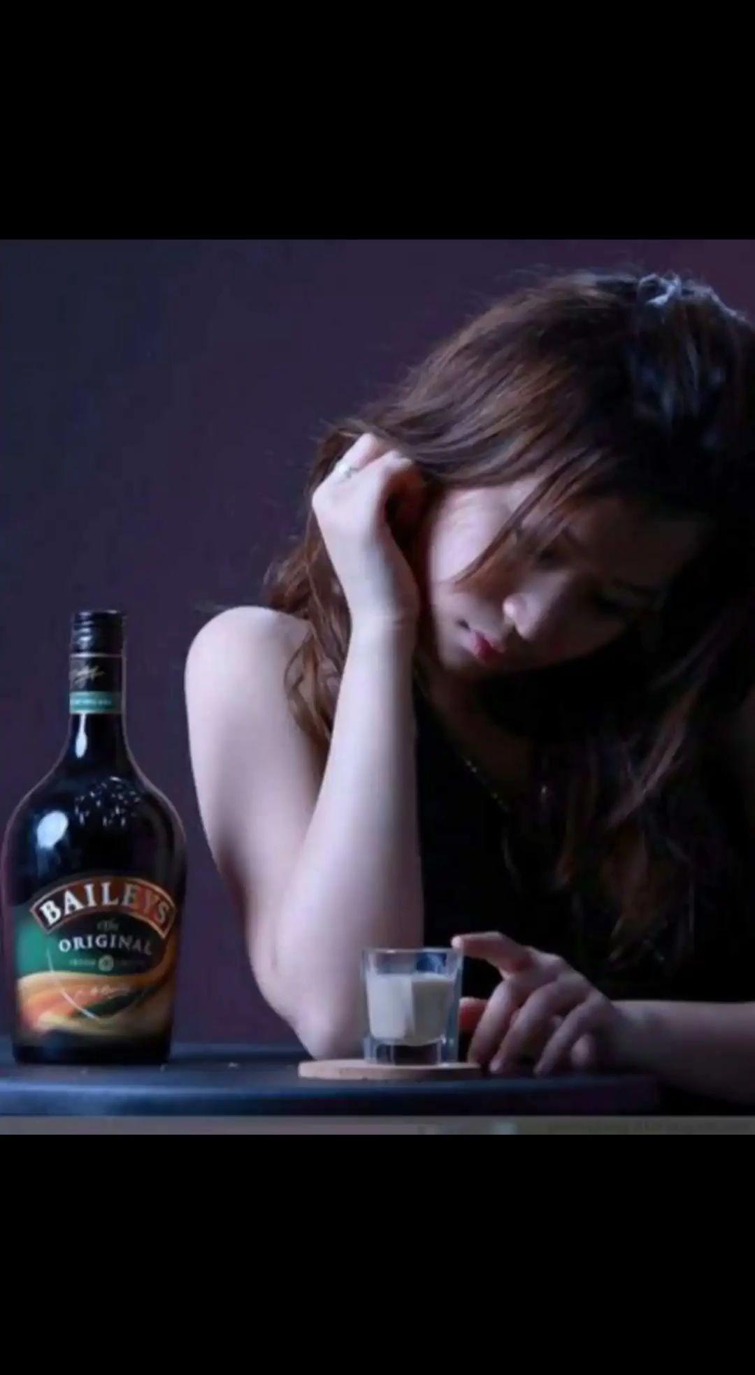 喝不醉的酒放不开的手 喝醉以后才明白歌曲 心痛的滋味只有自己懂