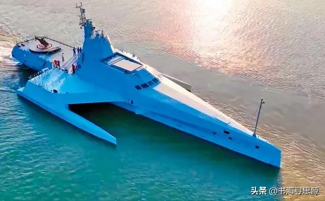 在2024年第15届中国航展上，"虎鲸"大型无人作战艇正式向全球公开亮相。与市面