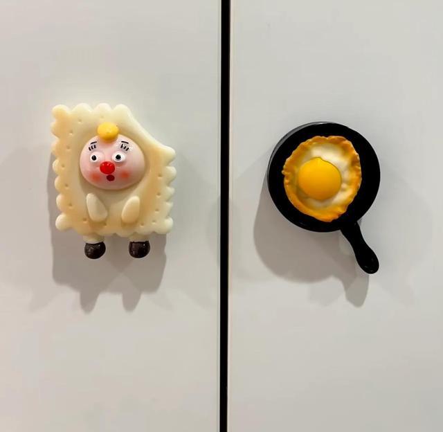 谁懂啊！家居里的信息差真能把人逼疯！

最近刷到好多人分享“手机支架当柜门拉手”