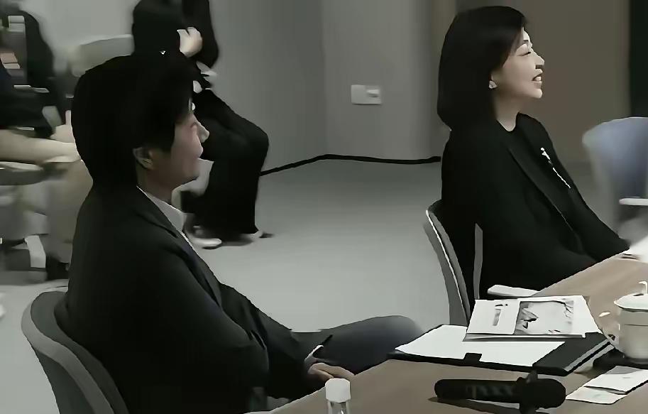 很多人只盯雷军多能打，却没注意他旁边那个女人，才是“隐藏学霸”。

雷军不是高考