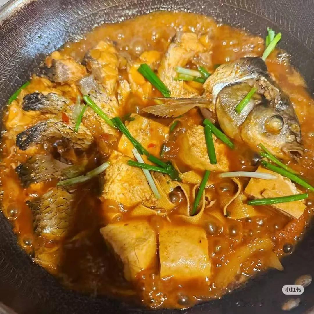 炖鱼（汤鲜肉嫩）
适合鲤鱼、带鱼等，暖身滋补：
煎鱼增香‌：鱼块擦干，热油煎至两