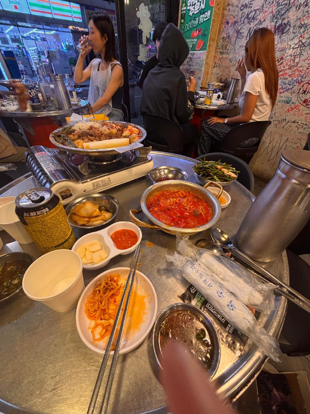 烤牛肠店偶遇Lisa有人运气好到爆表，吃个饭都能跟Lisa当云同桌。虽然没敢上去