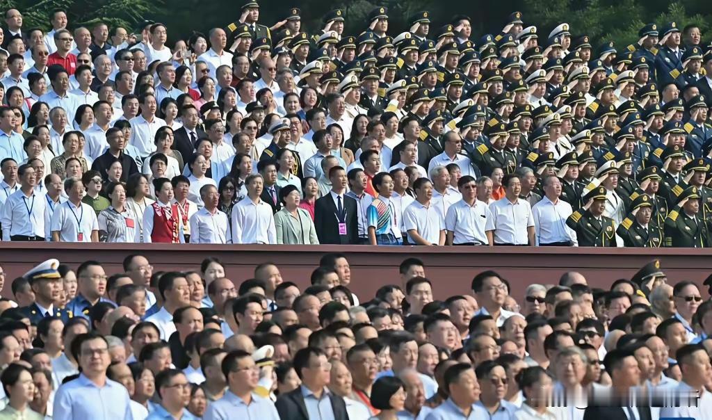 今天的9.3阅兵，意义非凡。陈梦和马龙都获邀参加了阅兵观礼，俩人是体育界更是国乒