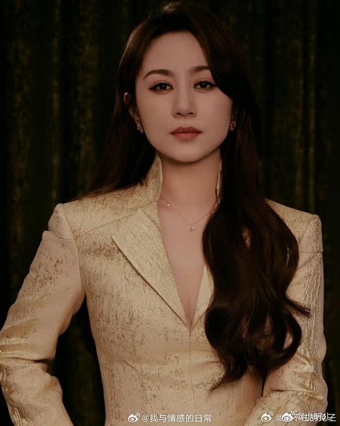 马丽国泰民安大气妆容马丽的国泰民安妆就是新年模板吧！柔和橘粉调显气色，妆感自然不