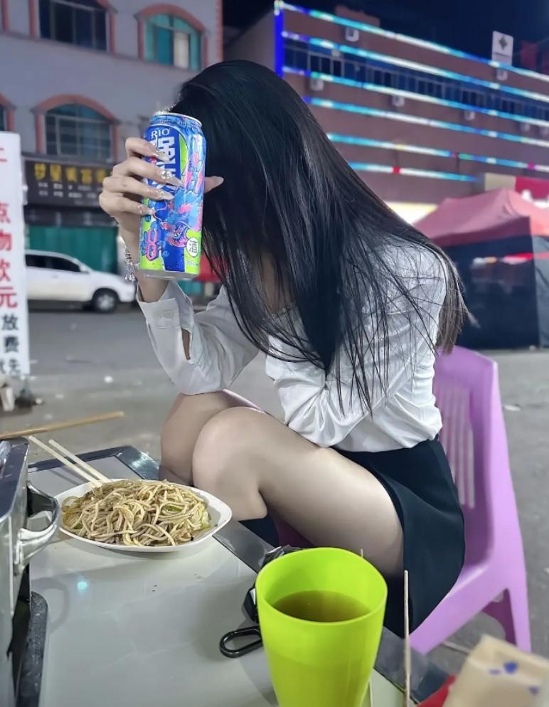 每天三四百块钱的收入足够了！放弃专职写作，以后找了一份工作，时间虽然有点长，收入