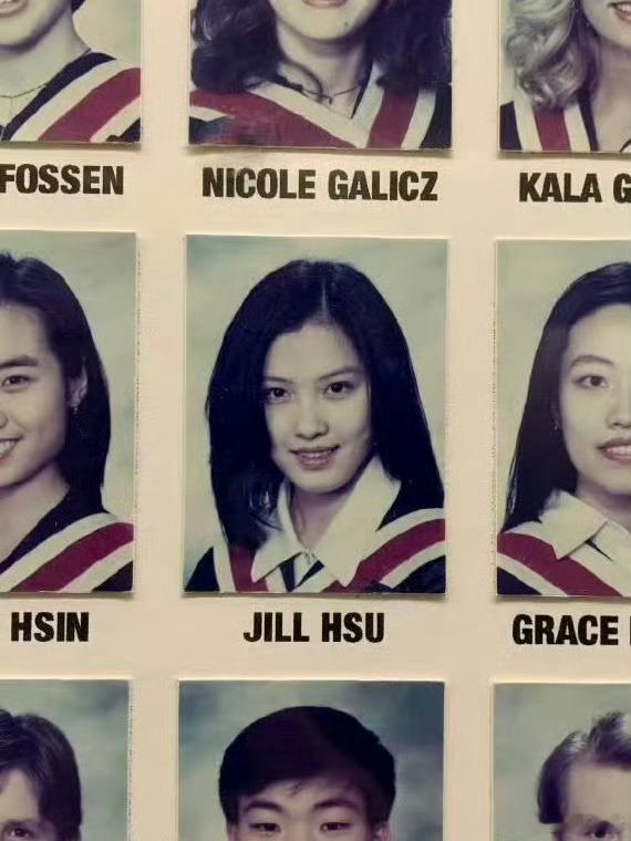 徐洁儿上学的时候就已经非常高智感了很像美剧里全A成绩的学生会长而且她最神奇的是有