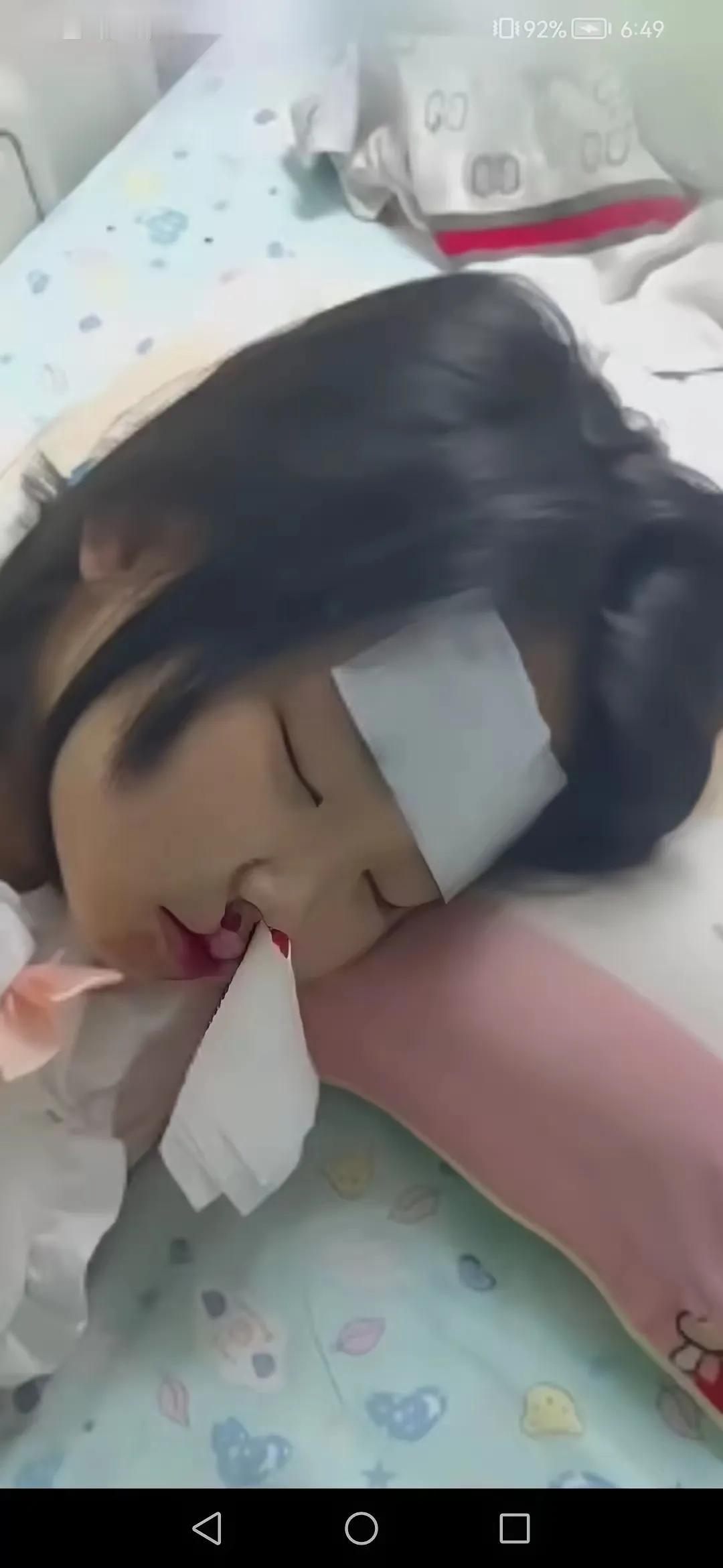 凌晨3点抱着烧到39度的女儿跑医院，拿到报告我腿软了
 
凌晨两点的闹钟没响，女