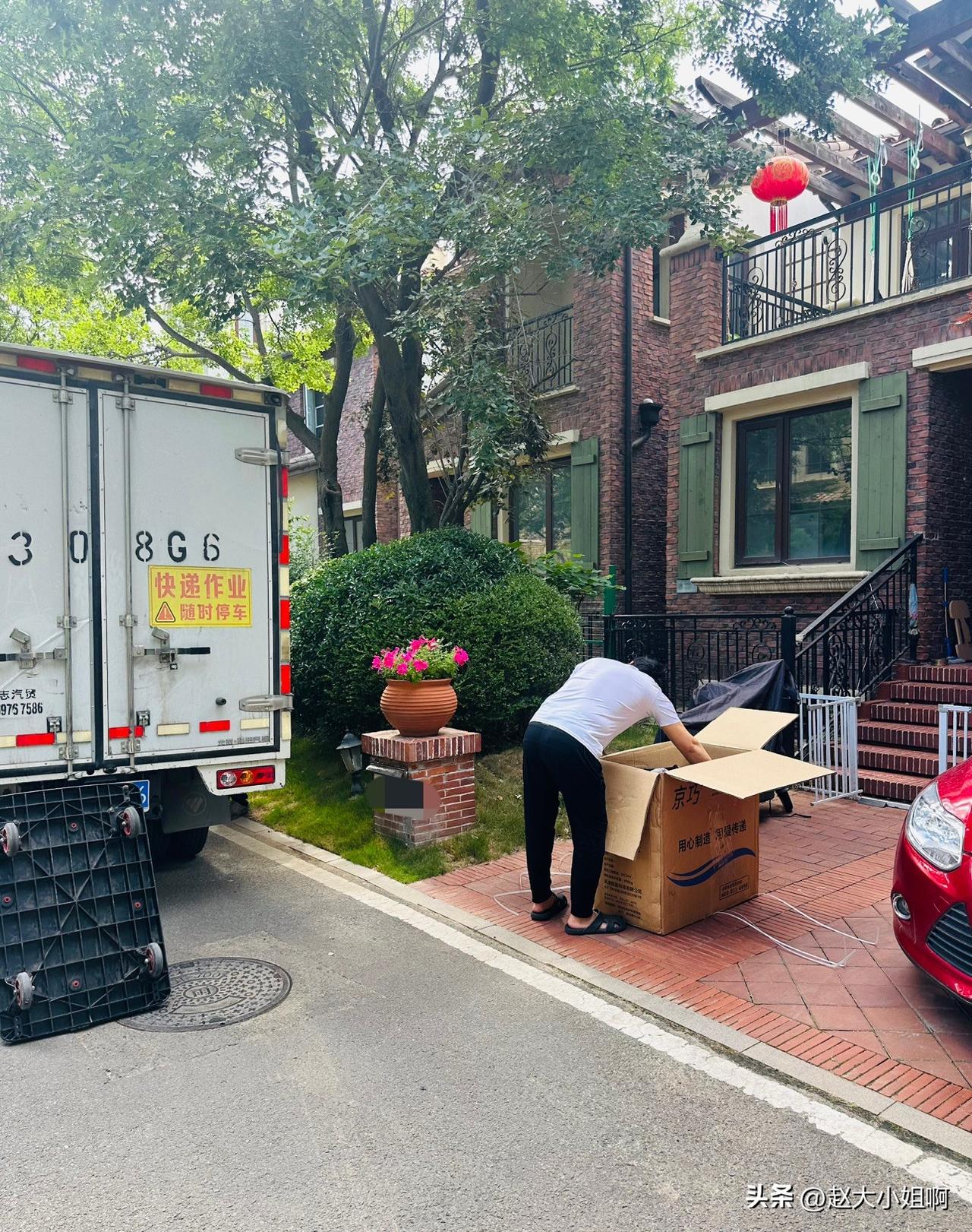 我还在楼上躺着老爷们儿吆喝我说给我妈买的电动轮椅到了。
换衣服下楼看到他在收拾安