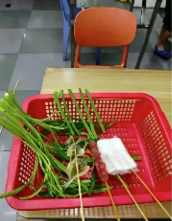 这一份串串卖11元，顾客嫌贵直接走了，大家看看，到底贵不贵？
篮子里就几根青菜、