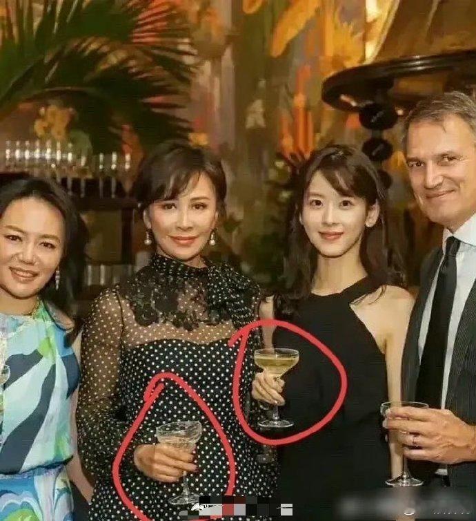 顶级富婆原来是这样的拿酒杯的 ​​​