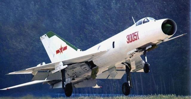 1979年定型的歼-8白（仅可白天作战）生产8架给空军航校试用，结论是：除了极速
