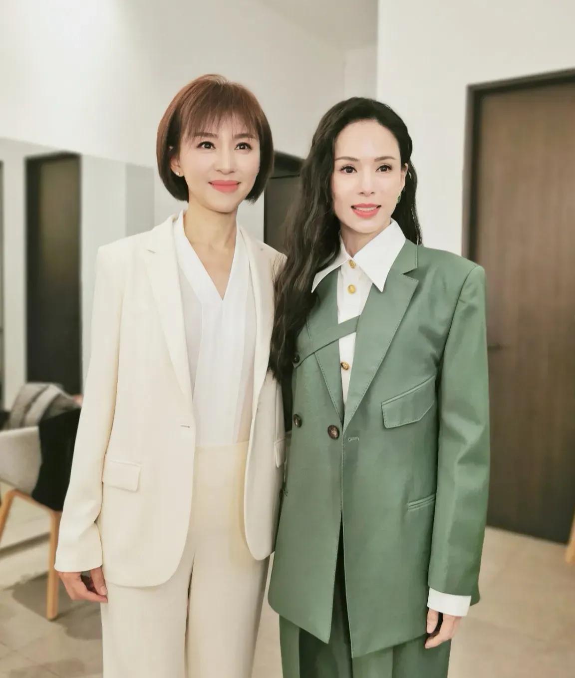 主持人欧阳夏丹:去参加一个分享会，其中有饰演“小龙女”的李若彤，我高兴的喊她姑姑