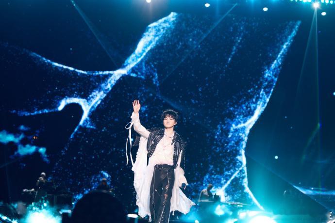 周深演唱会下出雨幕了周深怎么亭子也漏雨 雨大到亭子都挡不住，歌手和粉丝依旧投入，