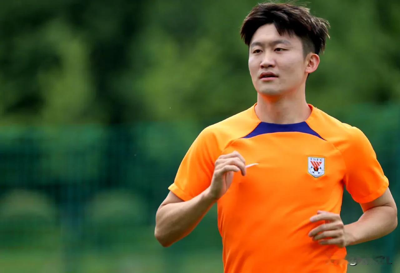 泰山队赛前训练备战梅州，通过球员表情可以看出，刚刚经历两场国家队恶战的费南多、刘