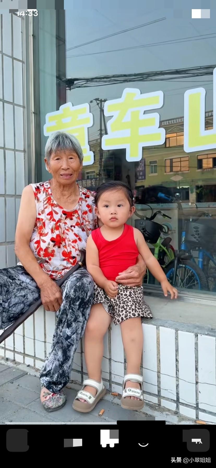 东北网红兰兰二婚和邢胖子生的小闺女，还挺漂亮的！
小姑娘特别活泼可爱！
没遗传兰