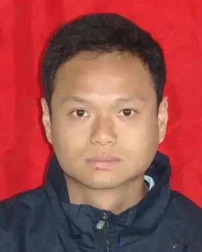 范赟的足球之路，交织着数不尽的坎坷与磨难。1998年，他借着浦东队内部调整的契机