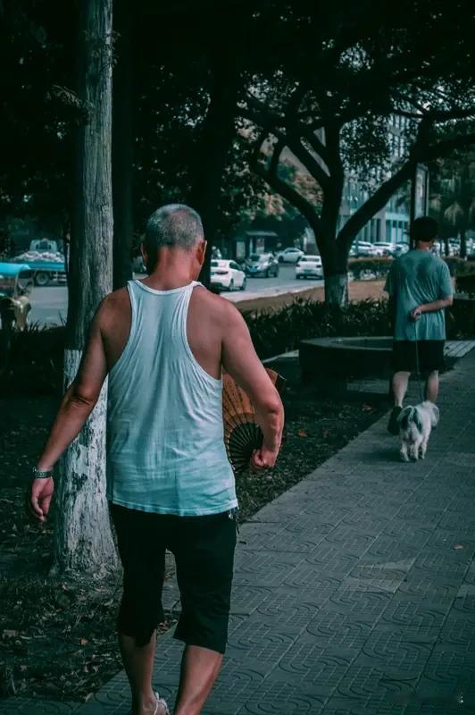 人过六十才看懂公园里那个遛弯的大爷

一、不接话，是最高的智慧。 大爷每天准时来