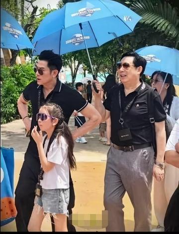 看到郭富城和他的岳父同框后，我终于知道为什么方媛会愿意嫁给郭富城了，虽然郭富城的