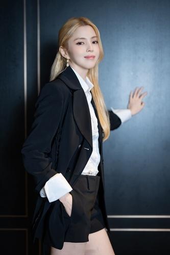 【演员韩韶禧谈到结婚话题】当被问到希望什么时候结婚时，韩素希说:"我对结婚没有幻