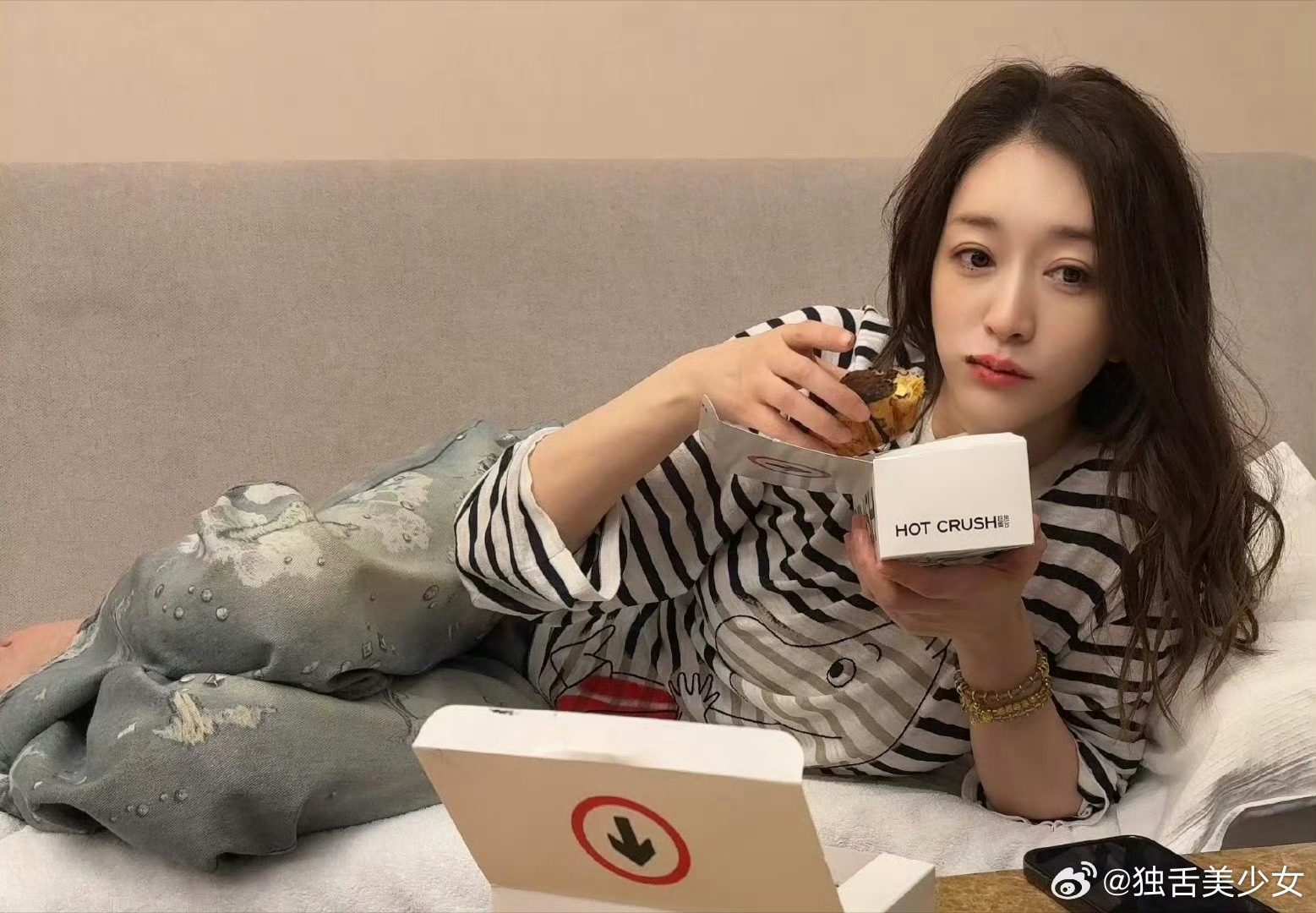 李小冉凌晨3点还在吃蛋挞李小冉晒照，累了一天半夜吃蛋挞，还说太放纵了，女神好可爱