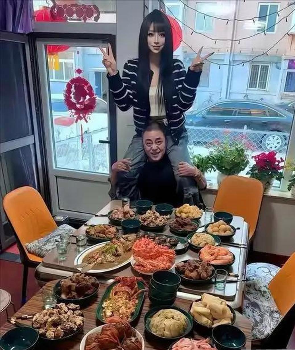 辣眼睛！大姑娘骑在老爸的肩膀上，不合适吧？

网上看见这张父女照片，虽属亲情表达