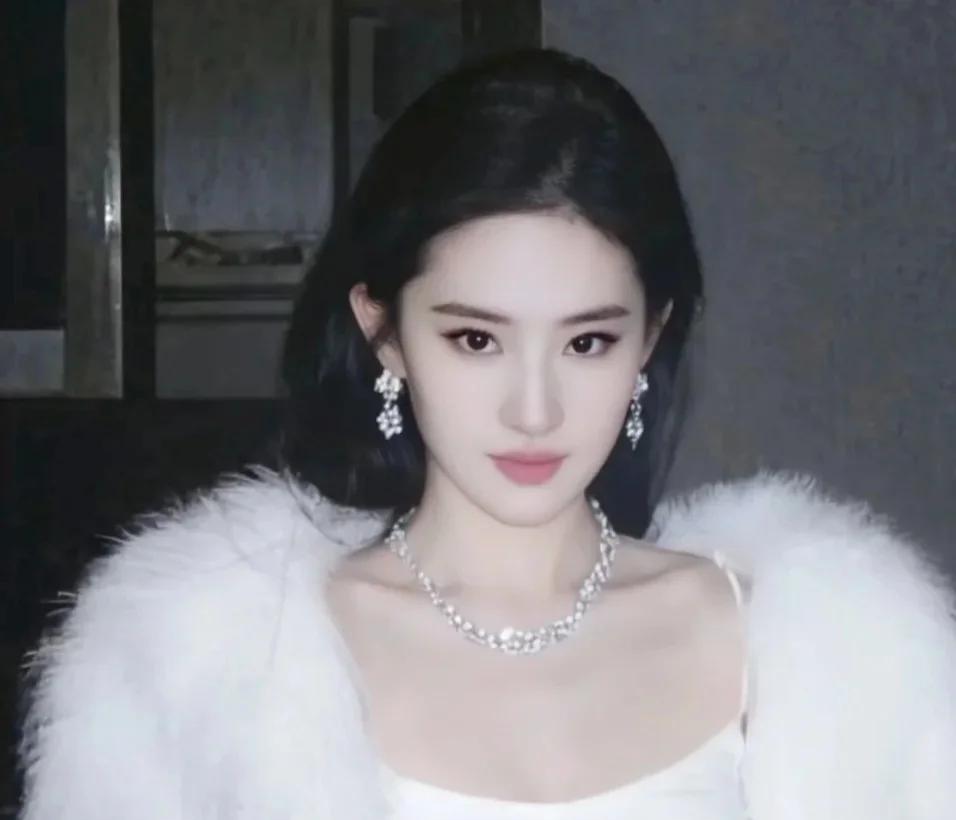 她演完《玫瑰故事》被夸教科书级别，却没人知道开拍前她消失了半年。
不是度假，是把