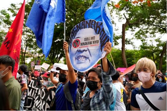 小马科斯这回真玩脱了！1.3万人把马尼拉主干道堵成停车场，总统躲在宫里不敢出门，