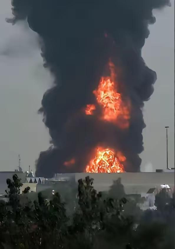 迪拜完了，机场被炸成这样。40年的建设14天结束。
第一反应是不敢相信。这座连续