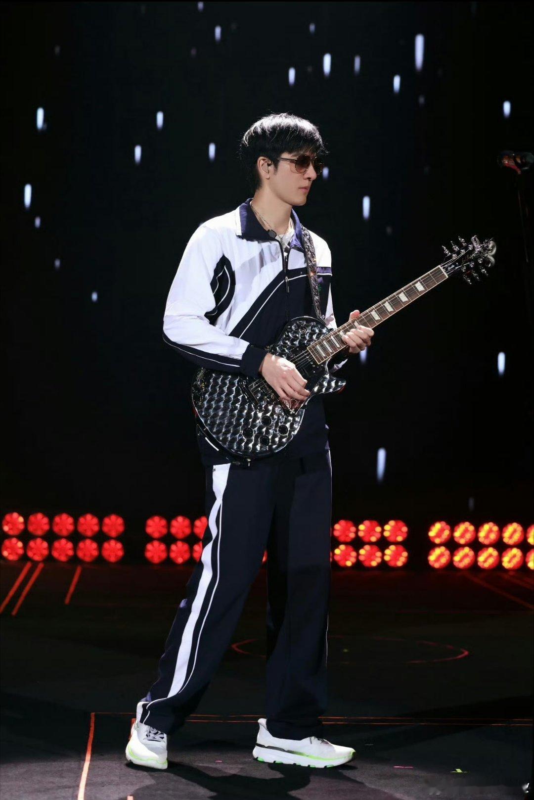 现在的校服也太好看了各式各样好看校服填满校园日常，尽显青春美好模样，而9000年