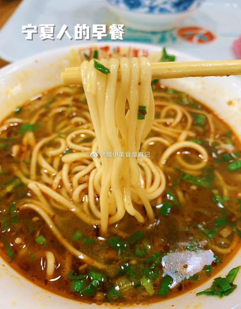 作为一个西北人，此时此刻想来一碗牛肉拉面🍜，可北京的面馆竟然要10点半才开门不