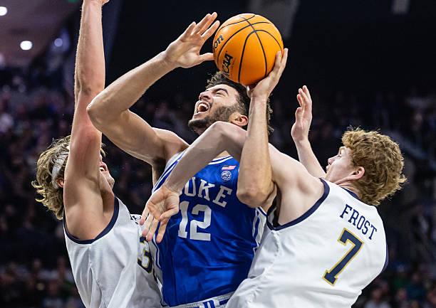全美头号种子杜克大学以100比56战胜了主场作战的圣母大学。本场比赛后，杜克大学