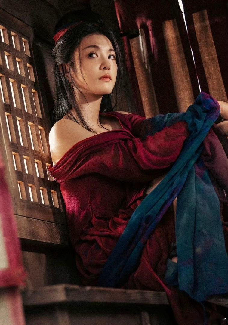 李云霄入围百花奖 燕子娘这个角色带点狠带点俏，手上锁着镣铐但心里是自由的。她说实