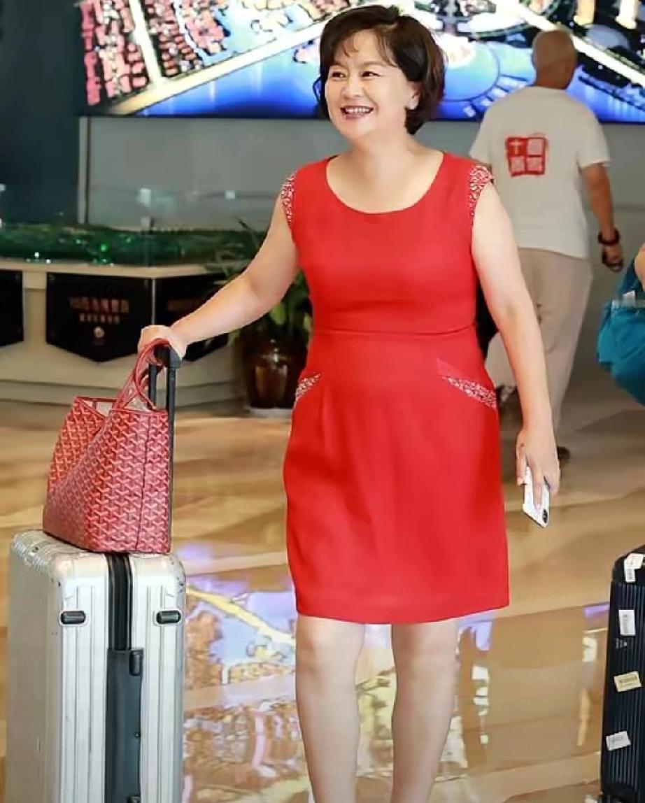 谁懂啊！鞠萍筹备演唱会资金告急，向姜昆借5万。姜昆没直接给钱，而是挥毫写下“山重