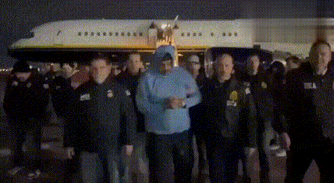 马杜罗被抓后首次露面，戴着手铐神态轻松；美国探员如临大敌，十几人全程押解。
 