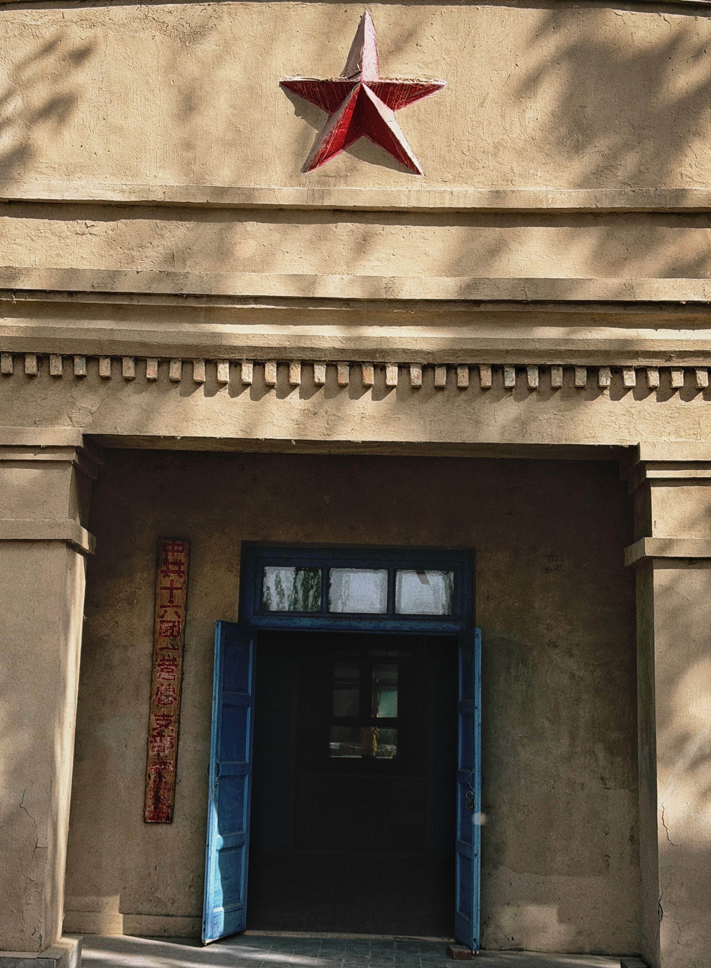 来新疆赴一场兵团之约奔赴新疆，走完这场兵团之旅。从前只在文字里读到屯垦戍边，直到
