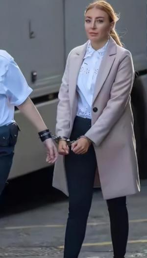 英国伦敦，一个比较奔放的女狱警，在值班时钻进囚犯牢房，跟抢劫犯发生关系，还被另一