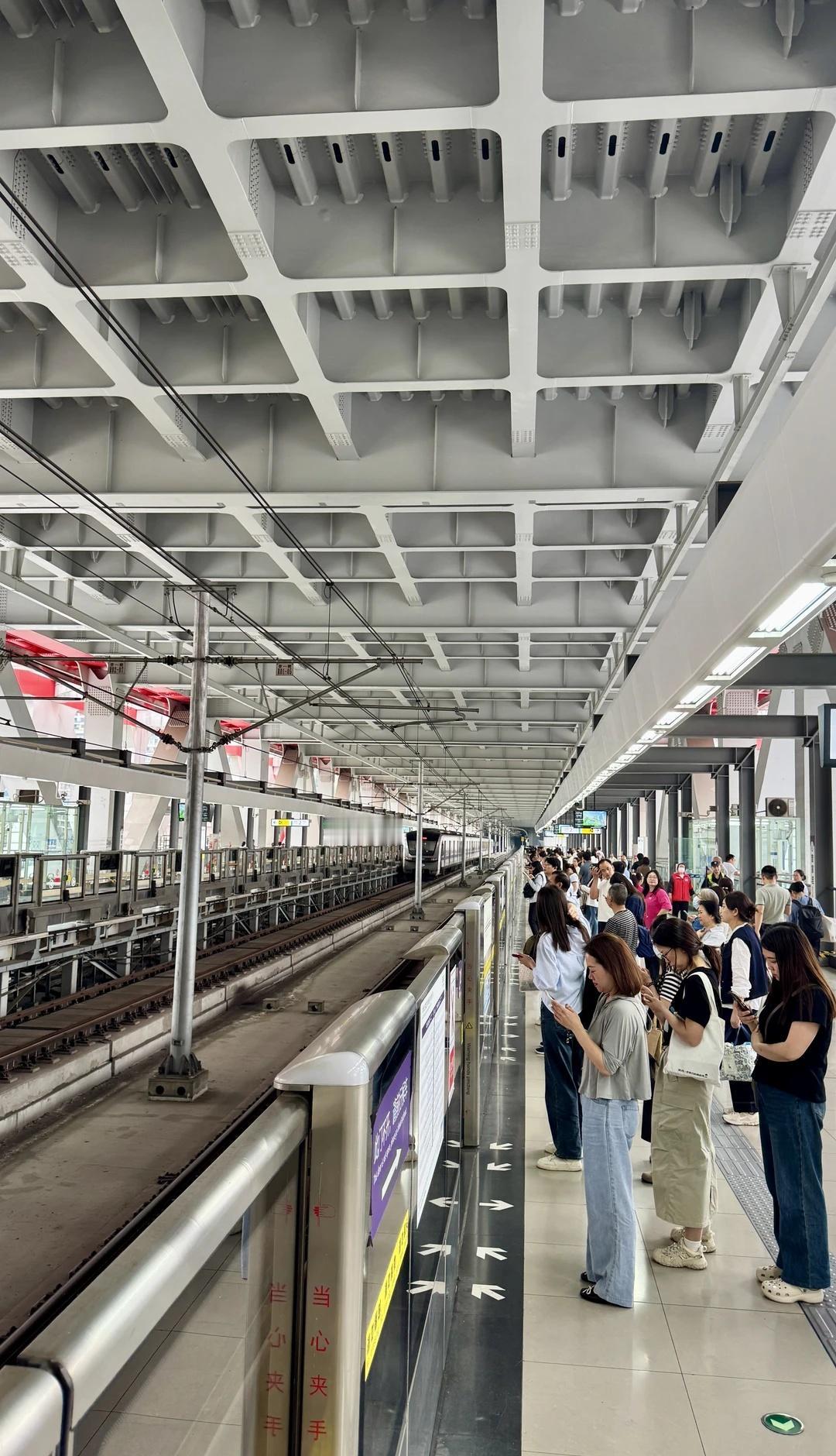 把地铁站建在跨江大桥上？也就重庆想得出来
重庆曾家岩地铁站，全国首个“站桥合一”