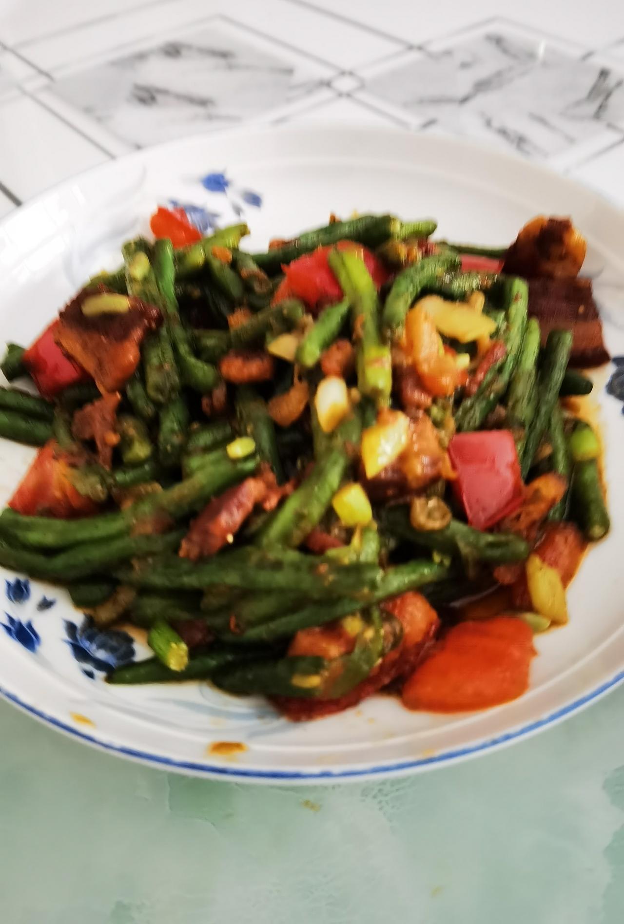 豆角瘦肉西红柿
葱花爆炒香味浓
美食原来很简单
逍遥自在吃一盘