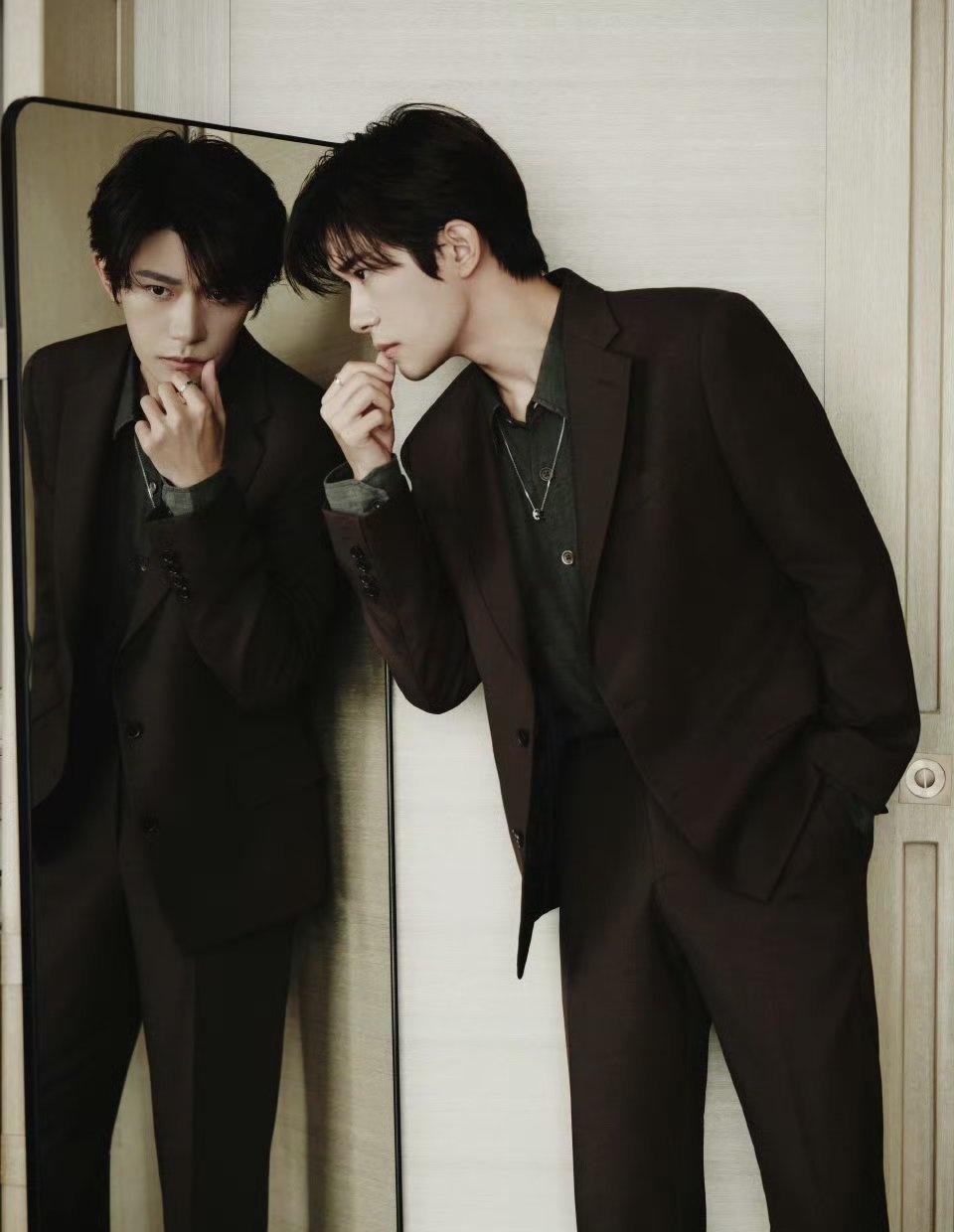 易烊千玺的气质比较清冷，搭配上这种深色系的西装和撞色内搭后，冷色调中带了一点暖意