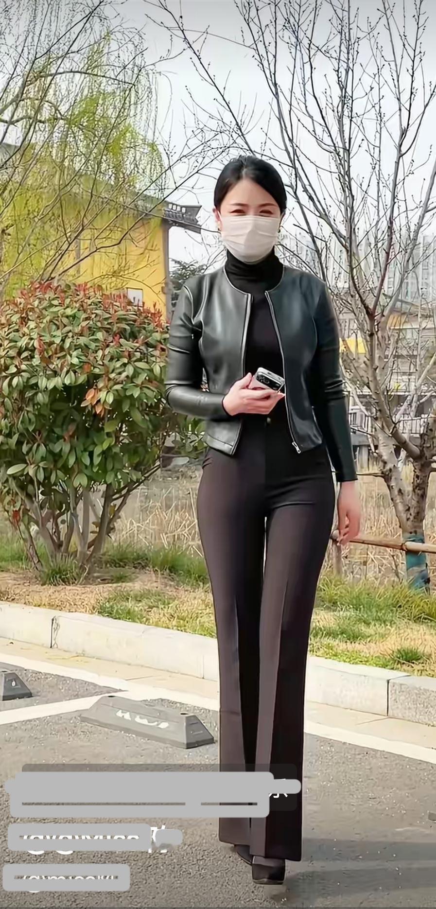 黑衣美人行，风姿似画卷。