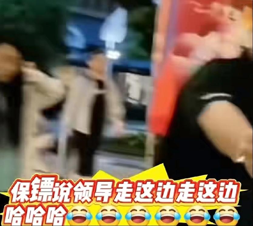 挽起袖子，走路带风！
这谁能扛得住，这哪是球员进场，不知道的以为是领导视察呢。