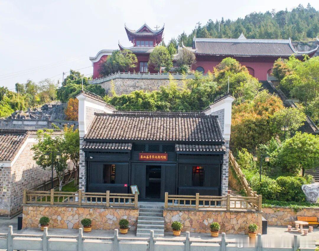 519 中国旅游日 初夏赴巫山太惬意，烟雨缠青山，江景温柔又治愈。旅游日超多景点