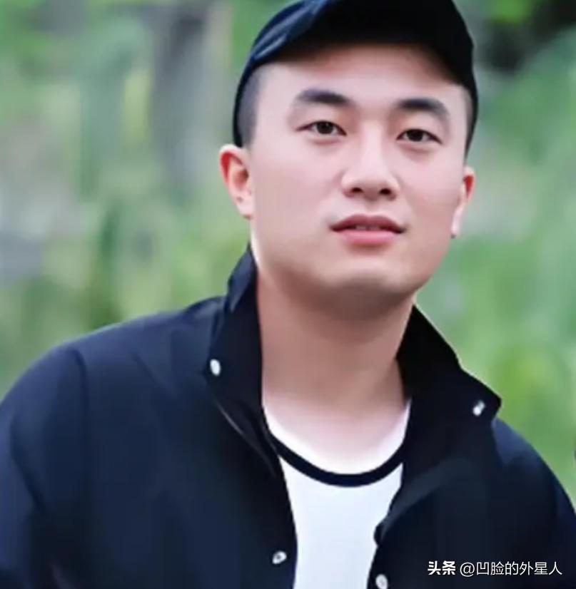 2021年，四川30岁男子每天和57岁母亲一起睡，他洗澡时，母亲也待在浴室，他不