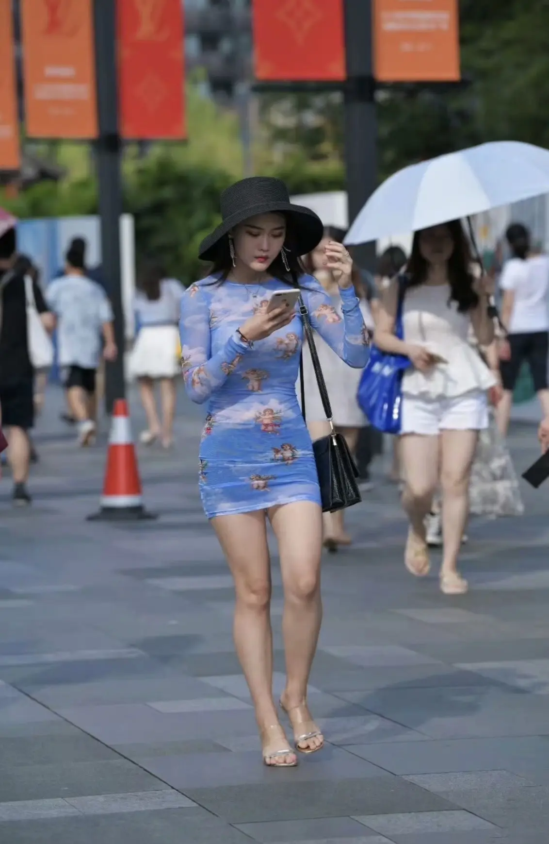 一起野个好身材 拍照从不批腿