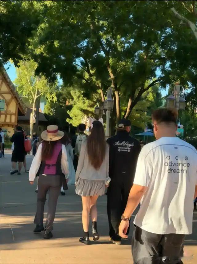 黄子韬徐艺洋迪士尼被偶遇，两人一个潮酷一个甜美，站一起太养眼了 ​​​
